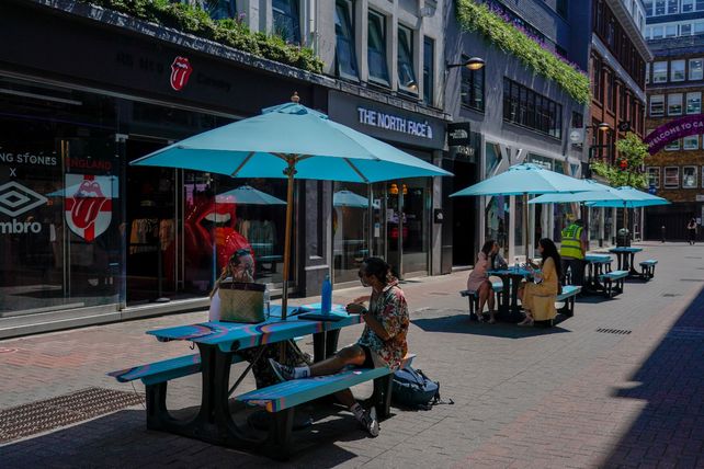 METRÓPOLIS. Poca gente sentada en mesas al aire libre en Carnaby Street