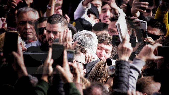 Javier Milei caminó la Peatonal de Paraná con Etchevehere