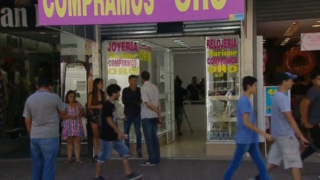 Preocupante. El niño entró a esta joyería e intentó asaltar al dueño.