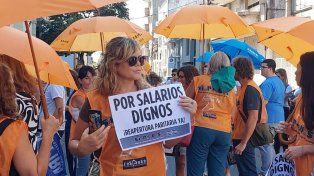 Los trabajadores de salud marcharon en rechazo a la propuesta salarial y pidiendo una mejor oferta
