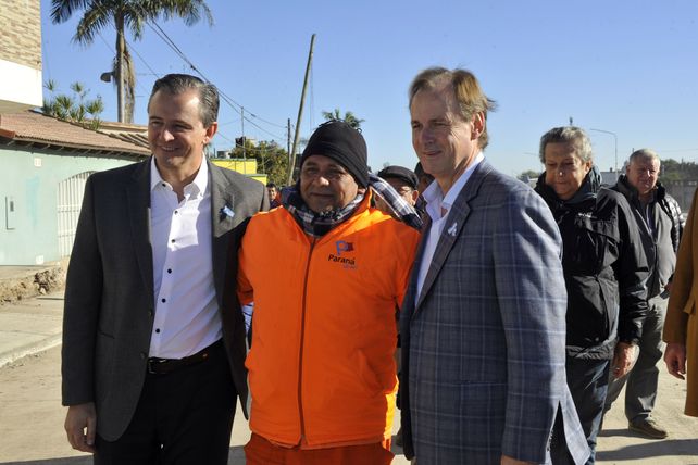 El trabajador provincial se llevó una foto con las máximas autoridades municipales.&nbsp;