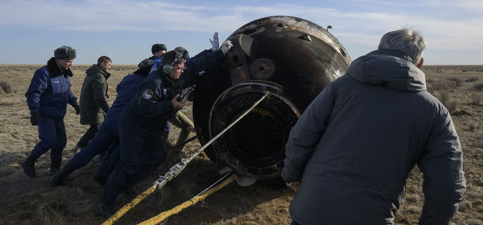 Los equipos rusos de búsqueda y rescate llegan a la nave espacial Soyuz MS-19 poco después de que aterrizara en un área remota cerca de la ciudad de Zhezkazgan, Kazajstán con los miembros de la tripulación de la Expedición 66 Mark Vande Hei de la NASA y los cosmonautas Pyotr Dubrov y Anton Shkaplerov de Roscosmos. Miércoles, 30 de marzo de 2022.
