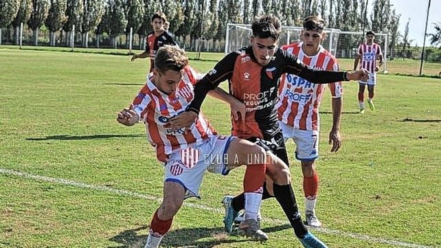 Luciano Pereyra es uno de los jugadores que Eduardo Domínguez subió al plantel de Primera de Colón.