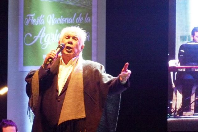 Raúl Lavié con los bailarines del Club de Tango Esperanza