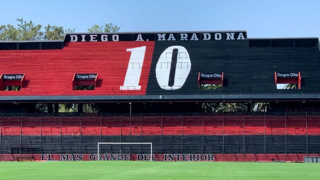 El 10 de Diego Maradona apareció pintado en la tribuna que lleva su nombre en el Coloso.