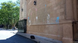 Vandalizaron la Catedral de Rosario durante la Marcha del Orgullo y dañaron su fachada restaurada
