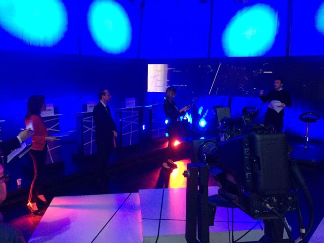La ronda de los abrazos entre candidatos rompió el hielo en la previa del debate La ronda de los abrazos entre candidatos rompió el hielo en la previa del debate