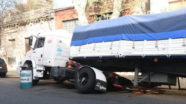 Un Camin Cargado De Leche Se Hundi En El Pavimento Y Debi Ser Apuntalado