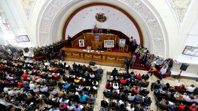 Entre cuadros de Bolívar y Chávez