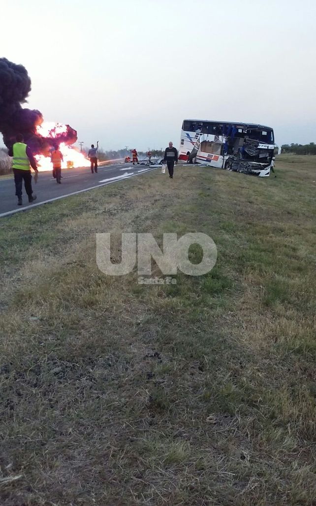 San Cristóbal: murió el conductor de un camión cisterna en un choque con un colectivo