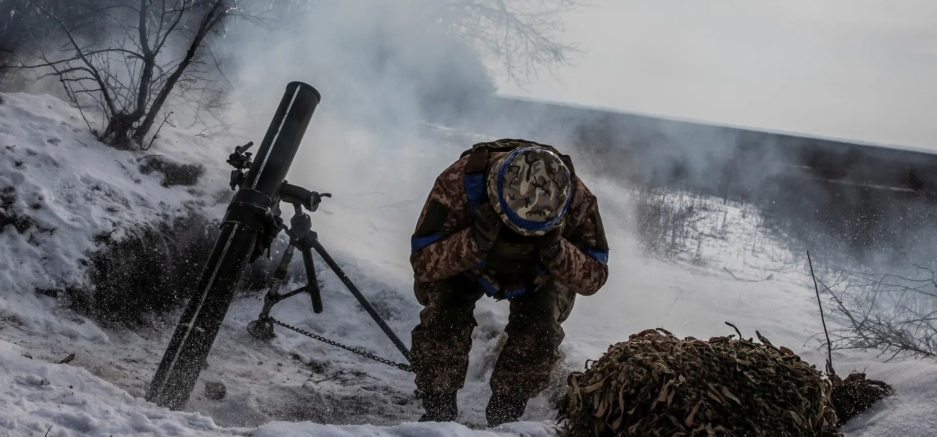 Un miembro del servicio dispara un mortero contra las tropas rusas en la línea del frente cerca de Vuhledar, Ucrania. Fotografía: Yevhenii Zavhorodnii/Reuters