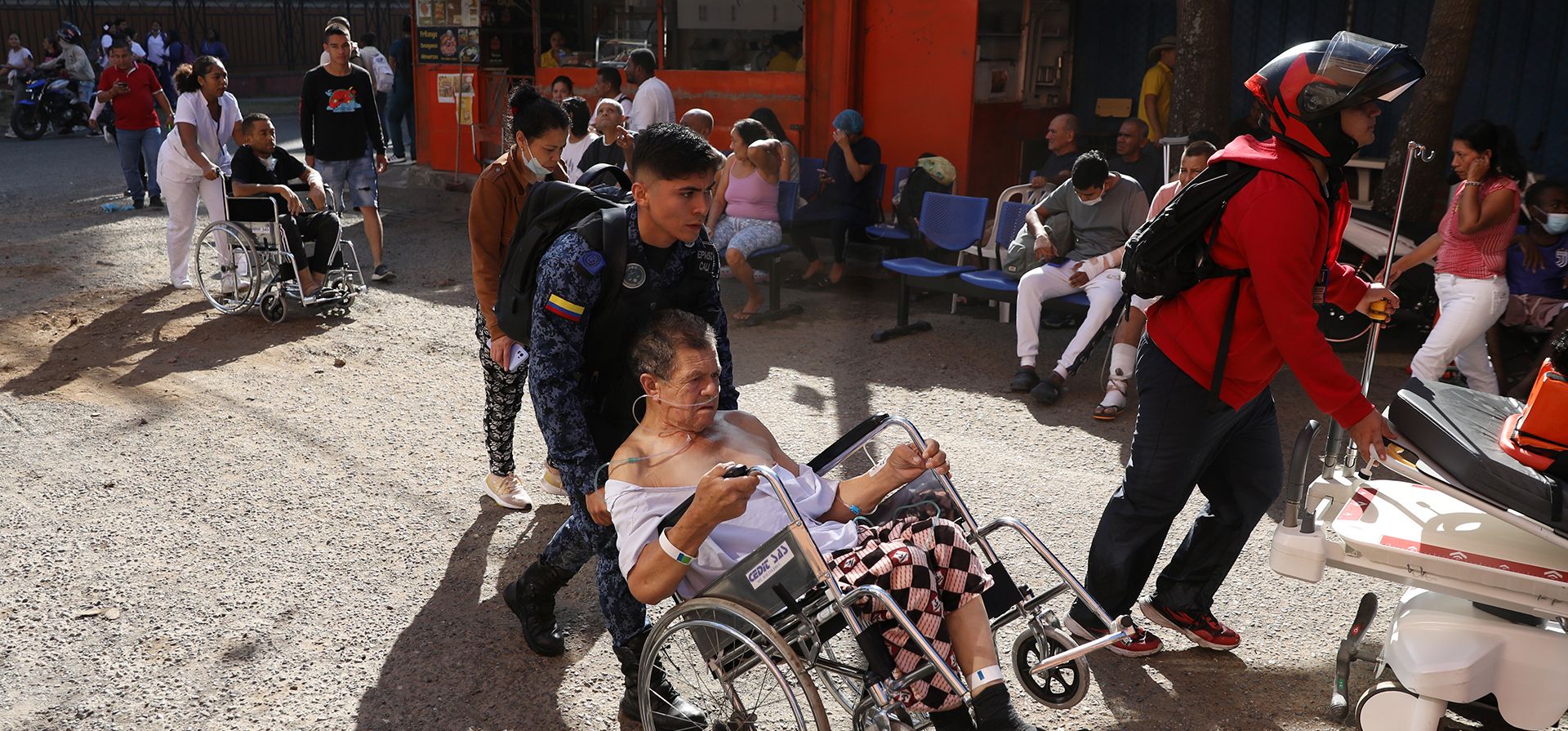 Pacientes son evacuados de un hospital tras el terremoto que azotó Cali, Colombia, el lunes 10 de agosto de 2026. (AP Foto/Santiago Saldarriaga) Pacientes son evacuados de un hospital tras el terremoto que azotó Cali, Colombia, el lunes 10 de agosto de 2026. (AP Foto/Santiago Saldarriaga)