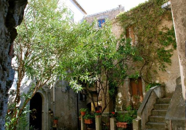 Para enfrentar la falta de habitantes, convierten todo un pueblo italiano en un hotel