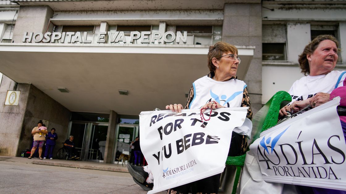 Un grupo de mujeres de la organización 40 Días por la Vida reza frente al Hospital Eva Perón de la localidad de Granadero Baigorria. Foto: Celina Mutti Lovera