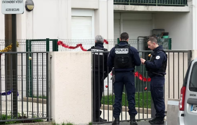 La policía frente al edificio de departamentos donde vivía el niño.