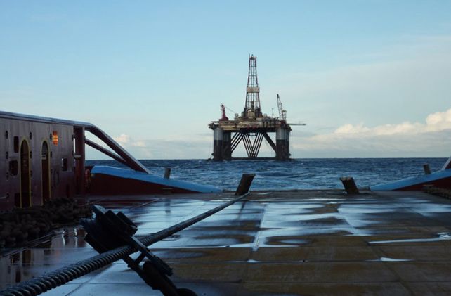Son argentinas. Una plataforma petrolera inglesa que opera ilegalmente en aguas territoriales de las islas Malvinas.