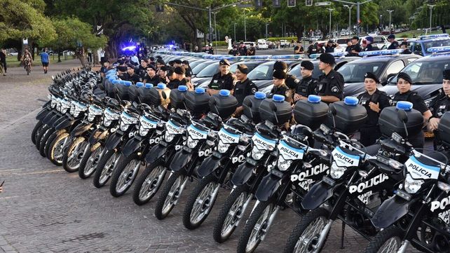 El acto de entrega de patrulleros y motos se realizó frente al Monumento a la Bandera.