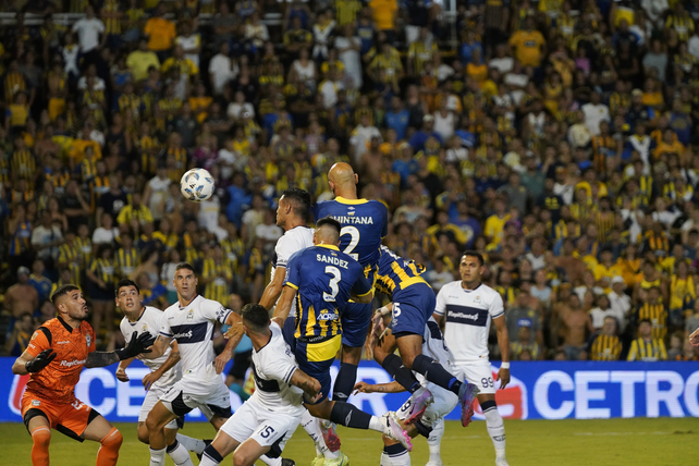 Carlos Quintana convierte uno de los goles de Central ante Gimnasia en el último triunfo canalla en Arroyito.