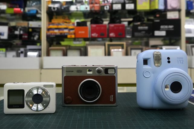El mundo de la fotografía se ha digitalizado, pero hay quienes compran cámaras pequeñas o del tipo Polaroid para hacer sus imágenes. 