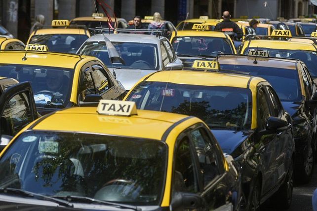 Taxistas coparon las inmediaciones de la Municipalidad para rechazar a Uber como servicio de traslados.
