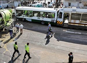 Al menos 90 heridos al chocar un colectivo, un cami&oacute;n y un premetro