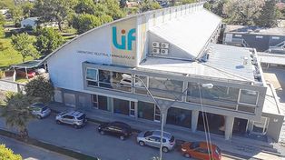 El laboratorio santafesino ya fabrica dos antibióticos claves