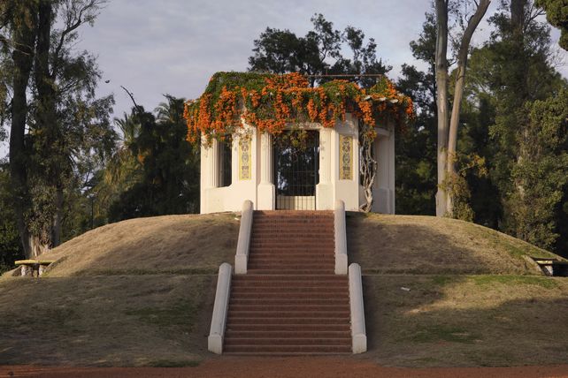 Glorieta con enredaderas florecidas en la Montañita del Parque Independencia. 