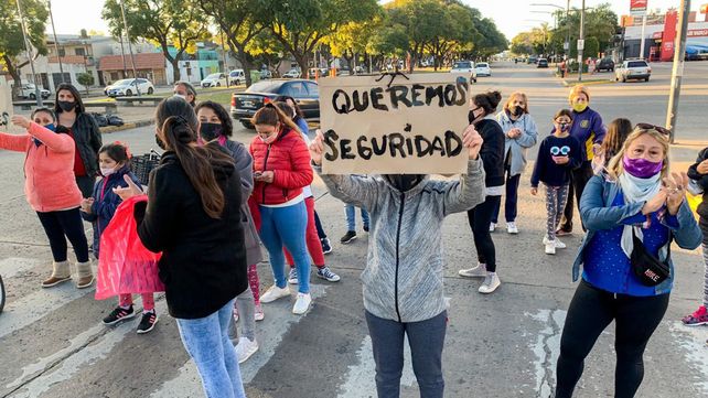Oroño y Lamadrid. Los vecinos de la zona cortaron ambas manos en reclamo de seguridad.