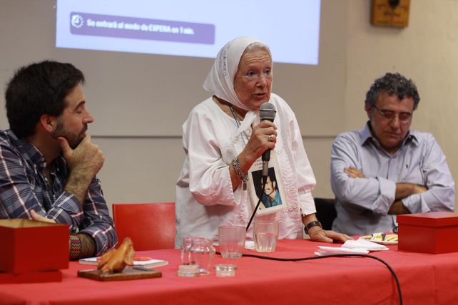 Reflexiva y humilde Nora Cortiñas lleva la foto de su hijo desaparecido en el pecho. Foto Gentileza Santiago Fiorotto.&nbsp;