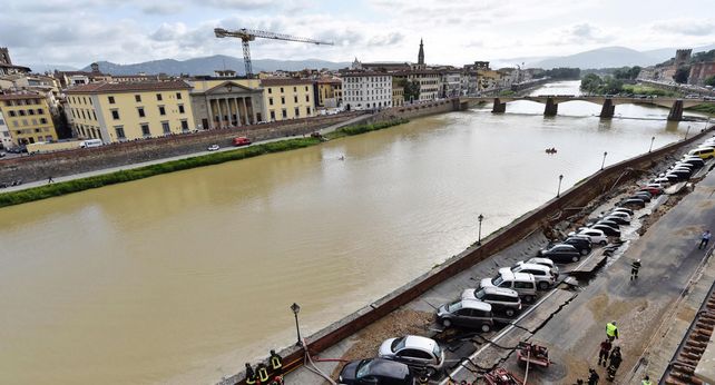 Un desplazamiento de tierra se traga una veintena de autos y deja un socavón de 200 metros en el centro de Florencia