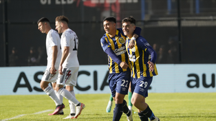 Lautaro Giaccone abraza a Luca Martínez Dupuy, autor del primero de Central en el 2 a 0 ante Riestra.