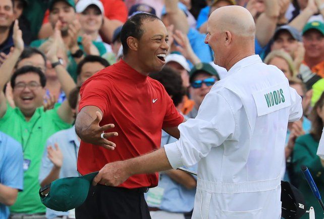 Tiger Woods y su caddie Joe LaCava se abrazan en uno de los tantos festejos que cosecharon a lo largo de triunfos.