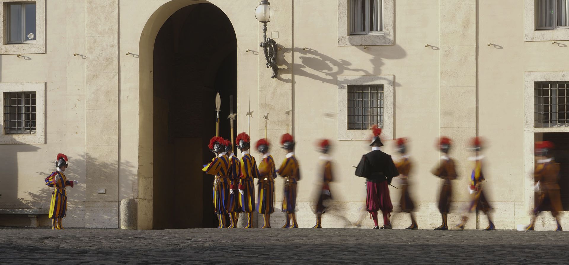 Guardias suizos del Vaticano se retiran tras la llegada del primer ministro de Armenia, Nikol Pashinyan, para una audiencia con el papa Francisco en el Vaticano, el lunes 18 de noviembre de 2024. (Foto AP/Alessandra Tarantino) Guardias suizos del Vaticano se retiran tras la llegada del primer ministro de Armenia, Nikol Pashinyan, para una audiencia con el papa Francisco en el Vaticano, el lunes 18 de noviembre de 2024. (Foto AP/Alessandra Tarantino)