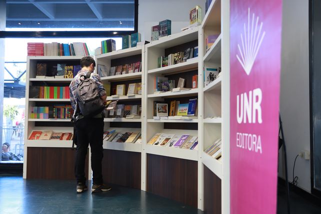 Libros, lecturas, talleres y arte, por un rato, este viernes en la UNR