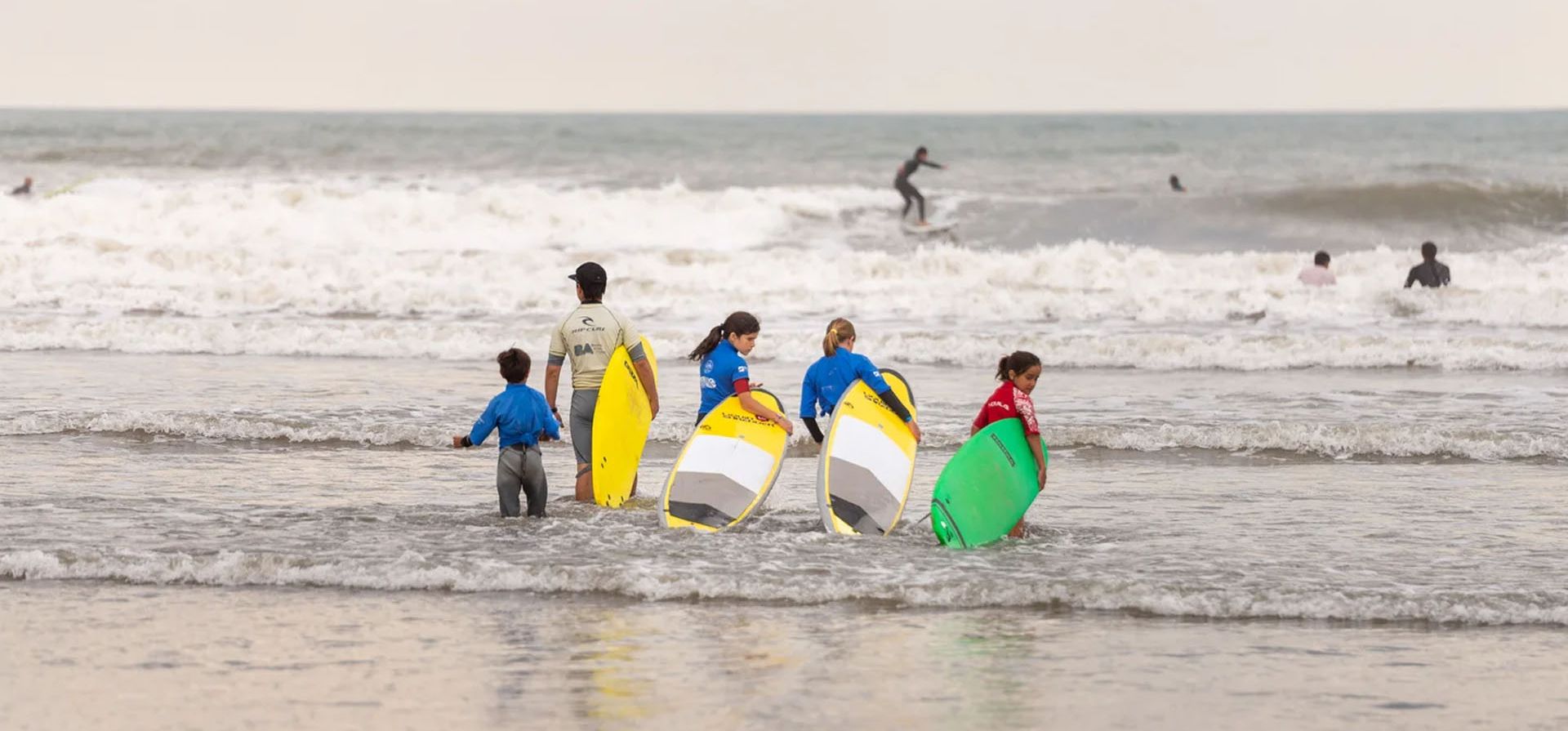 En Playa Grande están las escuelas de surf para alumnos de todas las edades