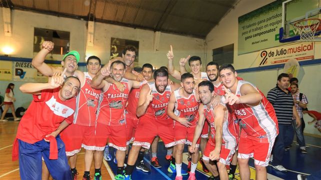 El tercer partido de la serie final entre ambos equipos fue seguido por un gran marco de público.