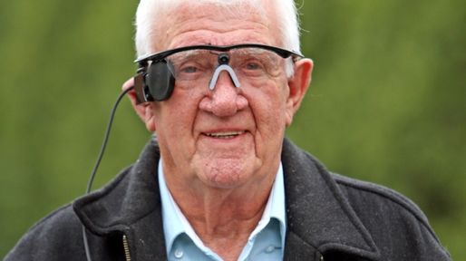 Exitoso implante de un “ojo biónico” a un anciano
