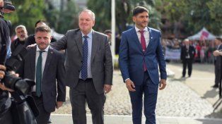 El gobernador Maximiliano Pullaro llegó a la Legislatura junto al senador Felipe Michlig y el secretario general, Juan Cruz Cándido.
