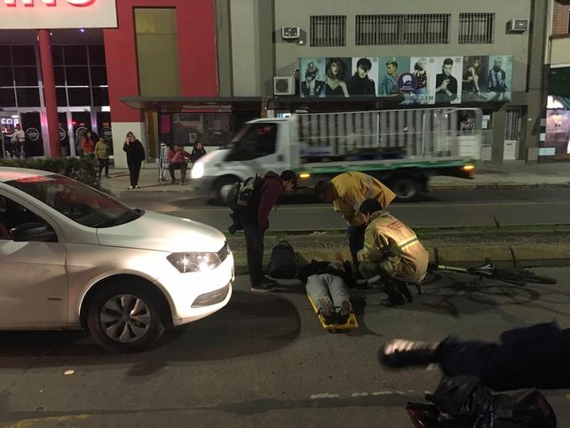 Un ciclista fue embestido por un automóvil en pleno centro de Paraná