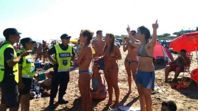 La policía echó a tres mujeres por hacer topless en una playa de Necochea
