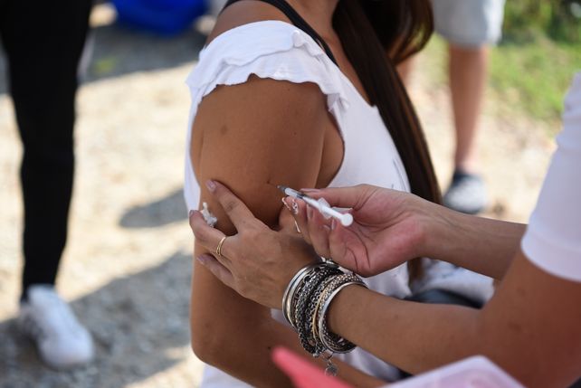 Población inmunizada. La pretensión del Ministerio de Salud santafesino es cubrir al menos el 60 por ciento de los santafesinos y santafesinas.