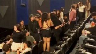 Escándalo en un cine: una discusión por los asientos terminó en pelea y dos mujeres detenidas