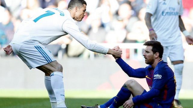El exarquero polaco atendi&oacute; a Lionel Messi y Cristiano Ronaldo.