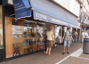Tras un lunes de persianas bajas y vidrieras tapadas, abre el comercio