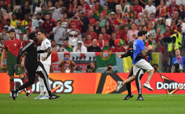 El momento en que un fanático interrumpe Portugal-Uruguay con una bandera LGBTIQ+