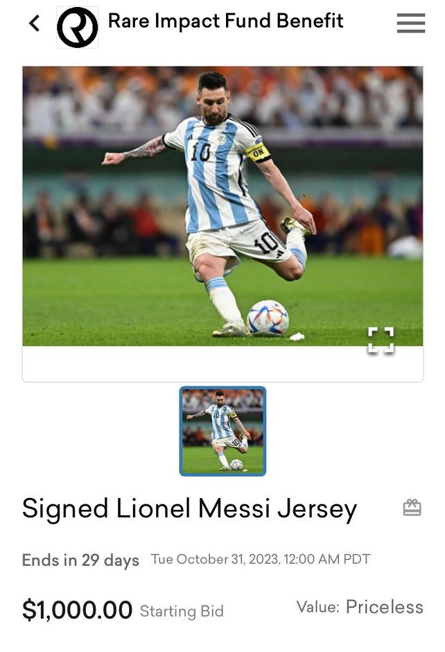 La publicación en la que la fundación de Selena Gómez subasta la camiseta firmada de Lionel Messi.