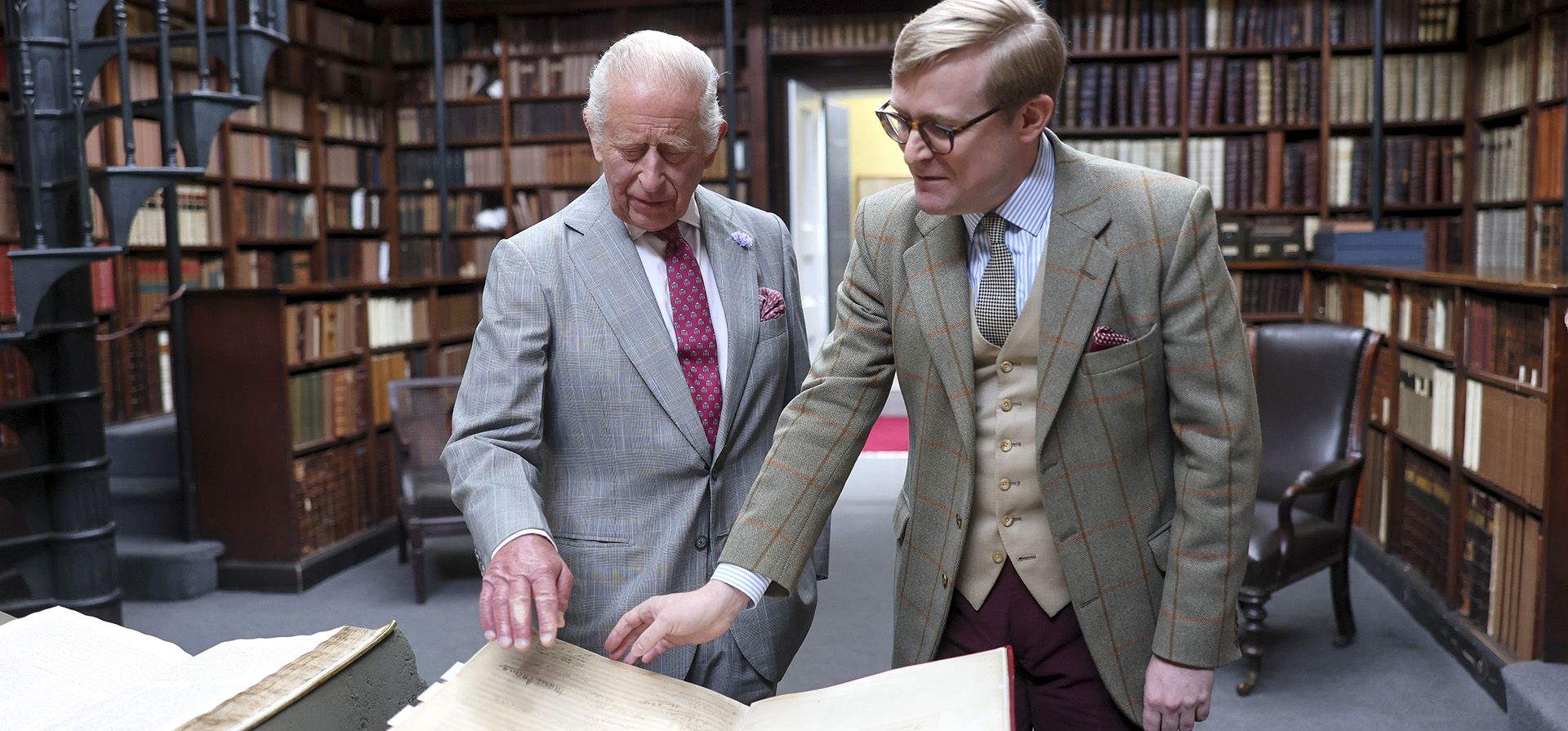 Daniel Joyce, archivista y bibliotecario de Newman, Oratorio de Birmingham, muestra al rey Carlos III de Gran Bretaña objetos históricos de la biblioteca durante una visita al oratorio de San Felipe Neri, tras la canonización del cardenal John Henry Newman, en Birmingham, Inglaterra, el miércoles 3 de septiembre de 2025. (Chris Jackson/Pool Photo vía AP) Daniel Joyce, archivista y bibliotecario de Newman, Oratorio de Birmingham, muestra al rey Carlos III de Gran Bretaña objetos históricos de la biblioteca durante una visita al oratorio de San Felipe Neri, tras la canonización del cardenal John Henry Newman, en Birmingham, Inglaterra, el miércoles 3 de septiembre de 2025. (Chris Jackson/Pool Photo vía AP)