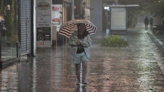 Pasó la tormenta fuerte pero hay alerta naranja por vientos muy intensos