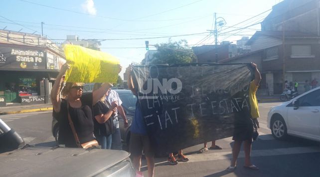 Un grupo de ahorristas se concentró el martes por la tarde frente a concesionaria Fiat