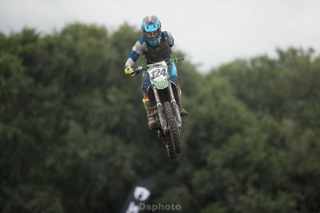Wey Zapata Bacur corría con una Kawasaki. Tenía 23 años y era campeón argentino.